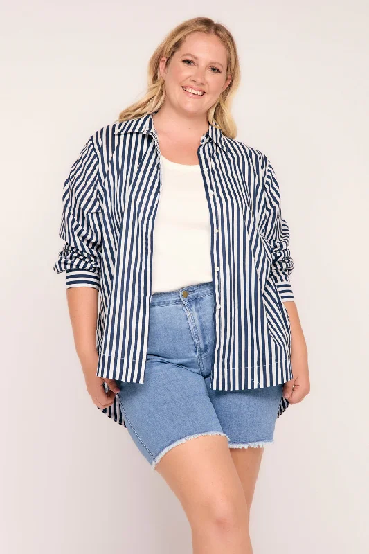 Oversized Boyfriend Shirt in Striped Navy